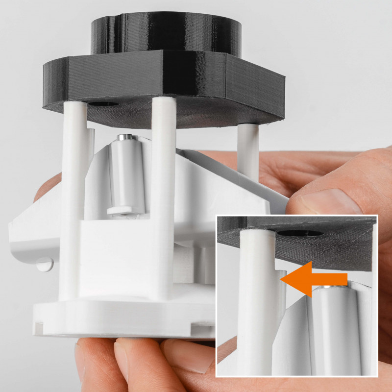 Aufsetzen der Wasserführung (schwarzes 3D-Druckteil) auf den Wippenhalter. Die „gezoomte“ Ansicht zeigt die Kunststoffnase als Endanschlag des Reed-Kontakts.