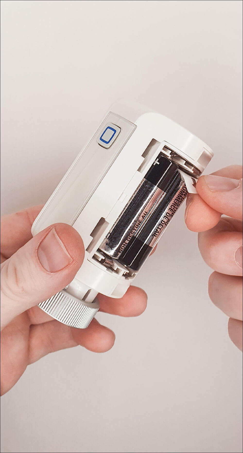 Bild 1: Öffnen Sie die Batteriefachabdeckung des Heizkörperthermostats und aktivieren Sie den Heizungsregler durch Entfernen des Isolationsstreifens im Batteriefach.