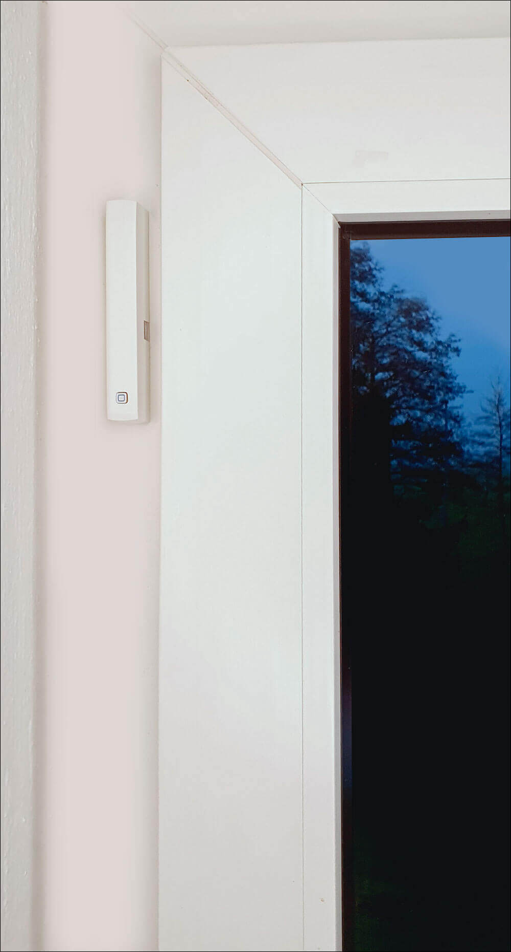 Bild 17: Befestigen Sie den Fensterkontakt auf der Seite des Fenstergriffs im oberen Drittel auf dem Fensterrahmen.