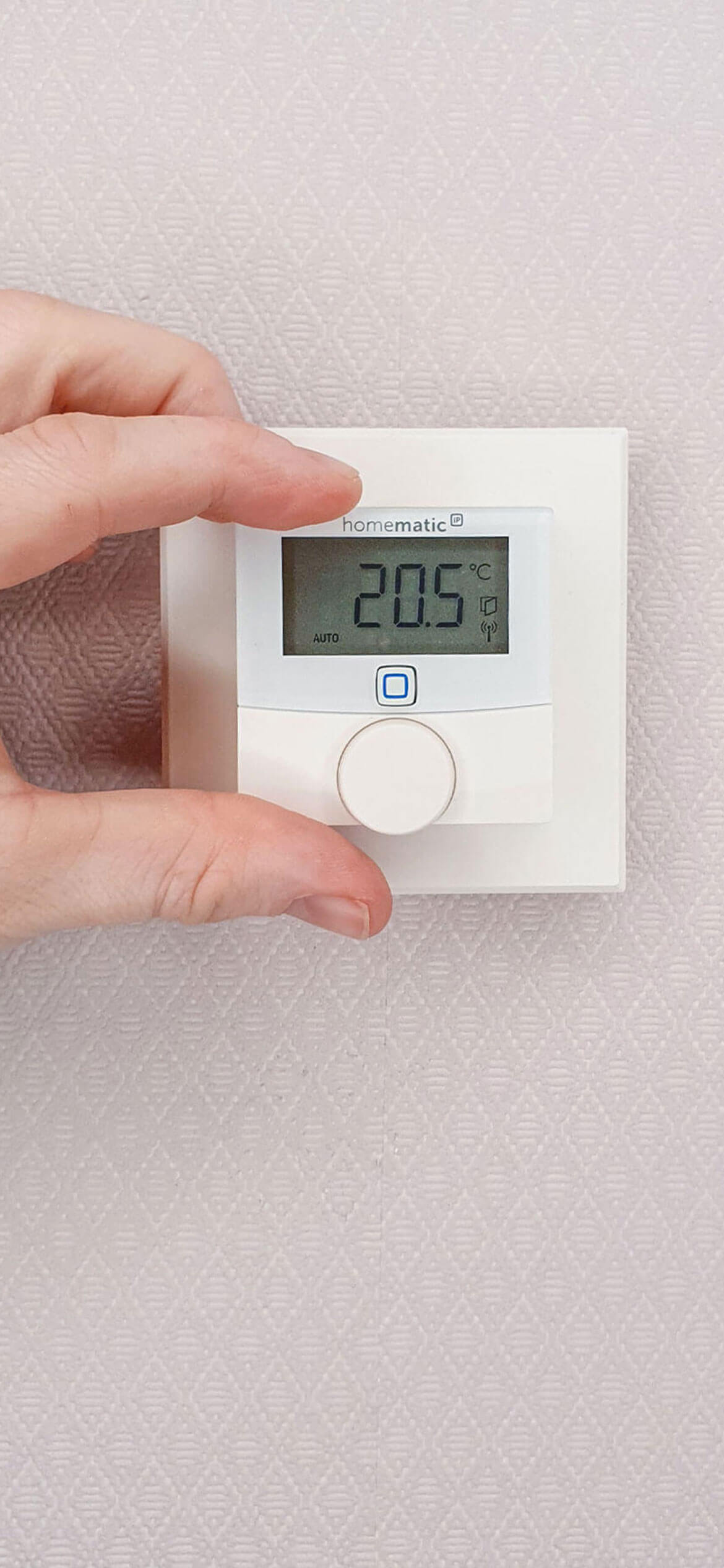 Bild 24: Setzen Sie den Wandthermostat in den mitgelieferten Rahmen ein und setzen Sie beides auf die Montageplatte auf. Mit seinem Rastermaß von 55 x 55 mm kann der Wandthermostat auch in gängige Schalterserien integriert werden. Der Wandthermostat ist nun einsatzbereit.