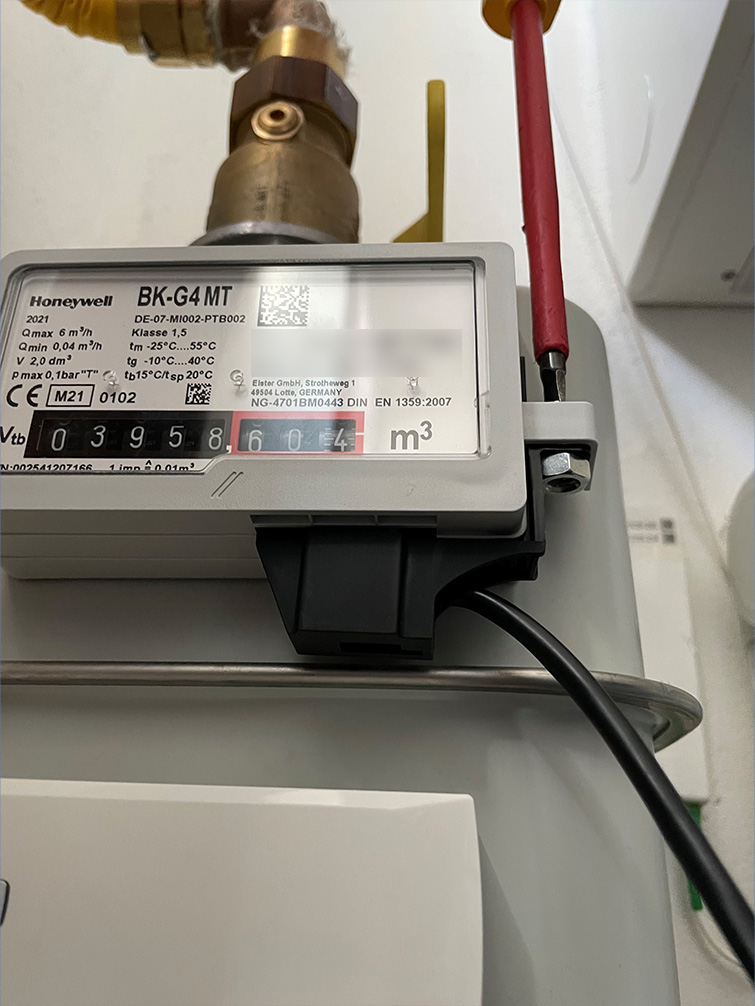 Bild 6: Der Sensor wird am Zähler montiert und über eine Schraube befestigt.