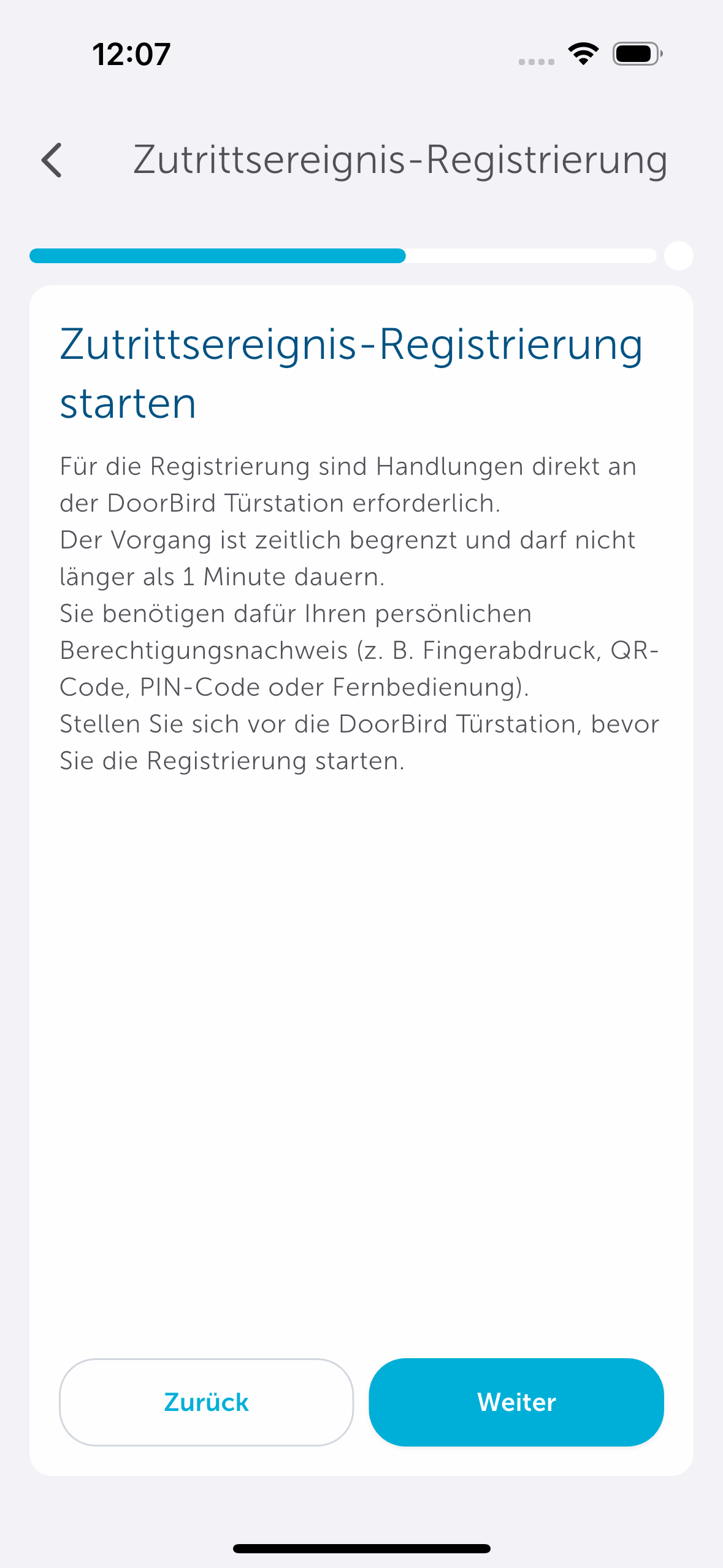 Bild 15: Stellen Sie sich vor die Türstation und klicken Sie auf „Weiter“. Lösen Sie das Ereignis zweimal an der Station aus (z. B. halten Sie den RFID-Chip vor). Die Station gibt eine akustische Rückmeldung.