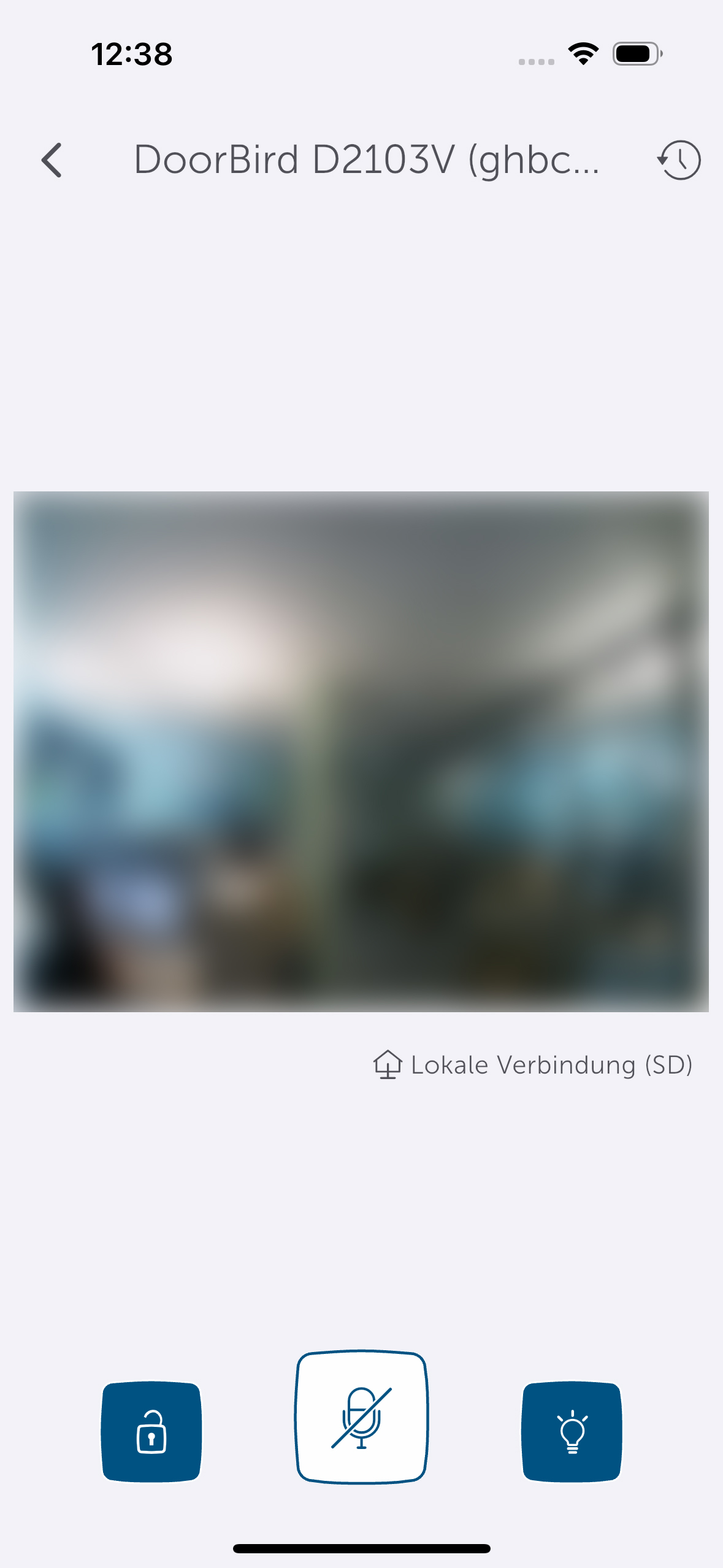 Bild 21: Tippen Sie auf den Eintrag der DoorBird. Es erscheint das Live-Kamerabild. Mit einem Klick auf das linke Schlosssymbol öffnen Sie die Tür.